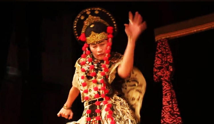 Nani Dewi Sawitri saat tampil membawakan Tari Topeng Losari Cirebon - (Sumber: YouTube)