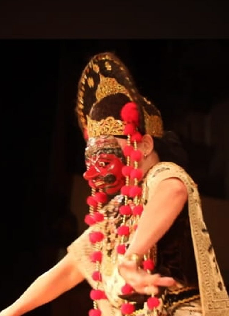 Nani Dewi Sawitri saat tampil membawakan Tari Topeng Losari Cirebon - (Sumber: YouTube)